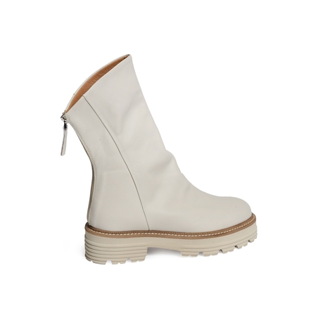 K134 Blanc, Boots Semerdjian