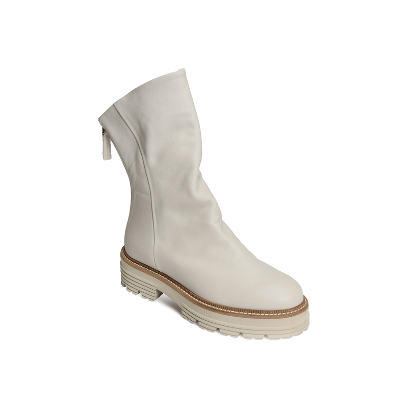 K134 Blanc, Boots Semerdjian