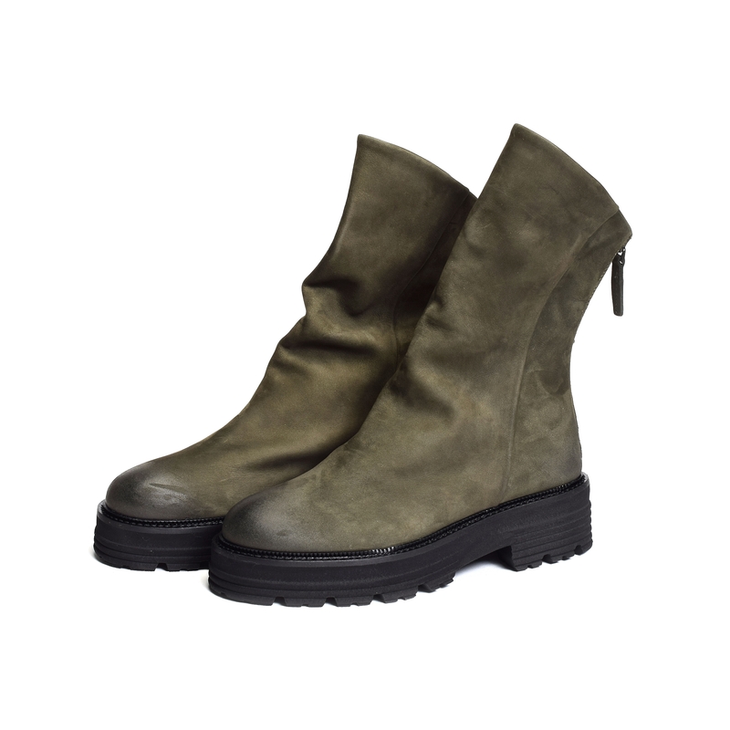 K134 Kaki, Boots Semerdjian